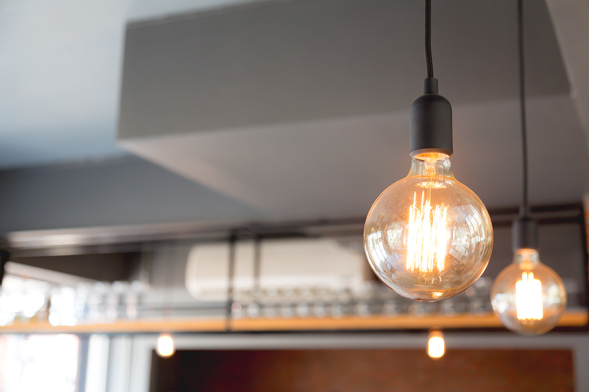 LED-lys på kjøkken. De grønne lysdiodene gir et energieffektivt og miljøvennlig alternativ til tradisjonelle lyskilder.
